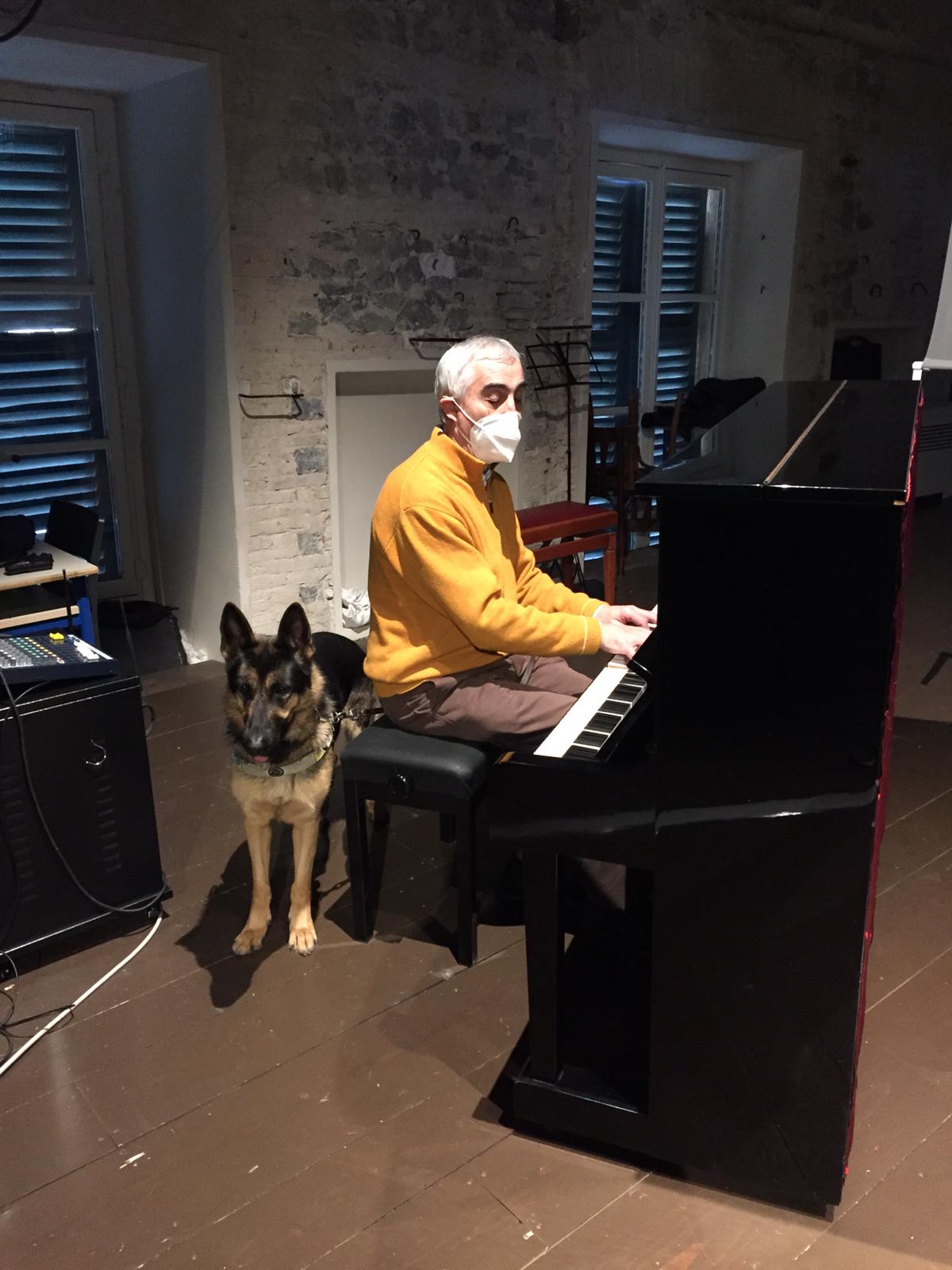 Giorgio mentre suona il piano.
